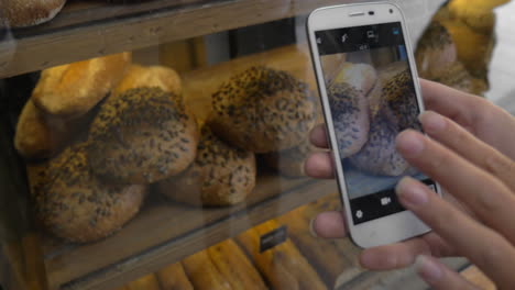 Mädchen-Mit-Handy-Fotografiert-Brot-In-Der-Bäckerei