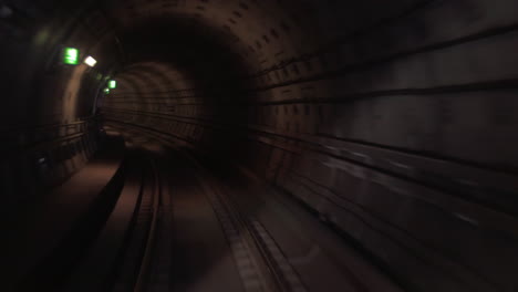 Zug-Fährt-Im-Untergrund-Des-Tunnels