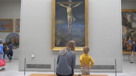 Mutter-Und-Sohn-Betrachten-Das-Gemälde-Mit-Der-Kreuzigung