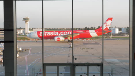 Avión-De-Airasia-Moviéndose-En-La-Pista