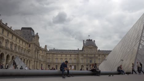 Louvre-Palast-Und-Die-Pyramide-In-Paris