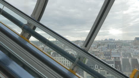 Vista-De-París-Desde-Las-Escaleras-Mecánicas-Del-Centro-Pompidou.