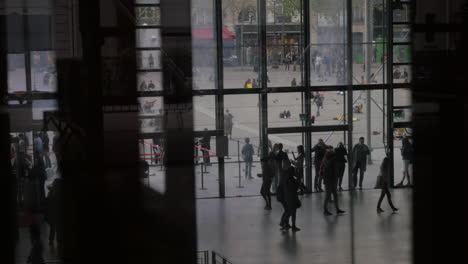 Die-Leute-Sind-Im-Und-Außerhalb-Des-Centre-Pompidou