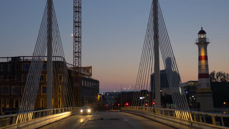 Coche-Conduciendo-Por-El-Puente-Por-La-Noche