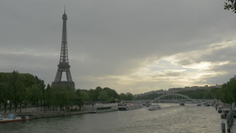 Toma-De-Timelapse-Del-Tráfico-De-Barcos-En-El-Río-Sena-En-París