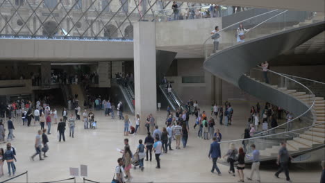 Timelapse-Del-Tráfico-De-Personas-En-El-Vestíbulo-Del-Louvre.