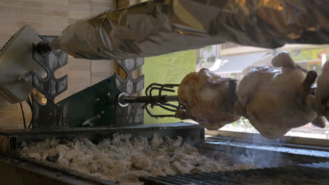 Pollo-Asado-Cocinado-En-La-Brocheta