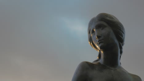Gesicht-Der-Kleinen-Meerjungfrau-Statue-Vor-Himmelshintergrund