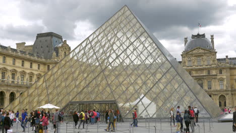 Turistas-En-La-Pirámide-Del-Louvre