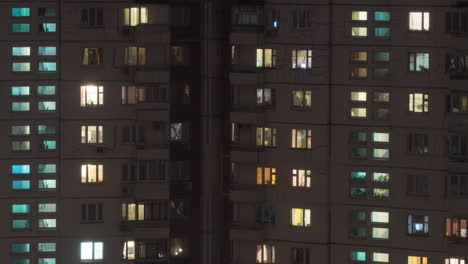 Zeitrafferaufnahme-Von-Gebäuden-Und-Beleuchteten-Fenstern-Bei-Nacht