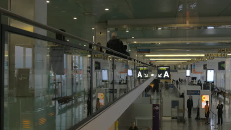 Timelapse-De-Personas-Moviéndose-En-Un-Aeropuerto-Concurrido