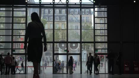 Überfüllte-Lobby-Des-Centre-Pompidou-In-Paris