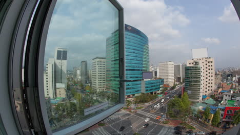 Zeitraffer-Des-Autoverkehrs-Auf-Den-Straßen-Der-Stadt,-Fensterblick-Nach-Seoul-In-Südkorea
