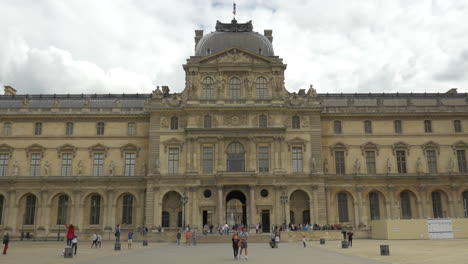 Turistas-Caminando-Por-El-Museo-Del-Louvre