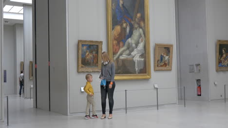 Mujer-Y-Niño-En-El-Museo-Del-Louvre