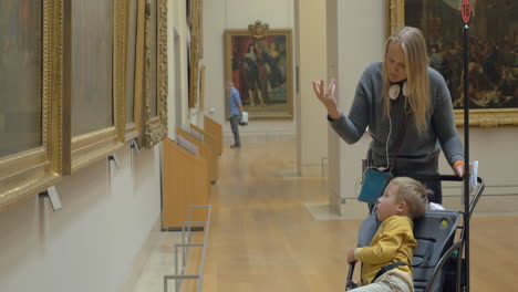 Madre-E-Hijo-Mirando-Pinturas-En-El-Museo-Del-Louvre.