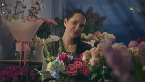 Eine-Floristin-Schnüffelt-Am-Blumenstrauß-Und-Blickt-In-Die-Kamera