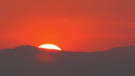 Roter-Sonnenuntergang-über-Dem-Berg