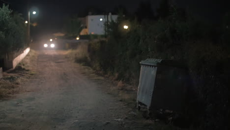 Conducción-De-Automóviles-En-El-Campo-Sombrío-Por-La-Noche