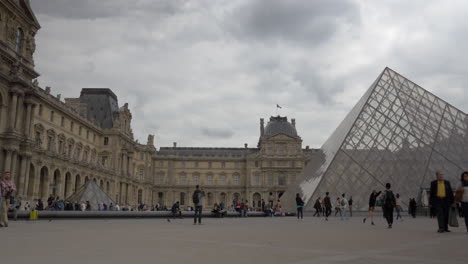 En-El-Patio-Principal-Del-Louvre