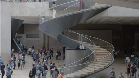 Vestíbulo-Lleno-De-Gente-Del-Museo-Del-Louvre