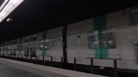 Tren-De-Dos-Pisos-Llegando-A-La-Estación-De-Metro