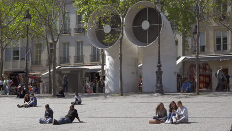 People-relaxing-when-sitting-on-the-ground