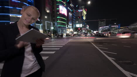 Zeitraffer-Einer-Frau-Mit-Tablet-PC-In-Der-Nacht-In-Seoul,-Südkorea