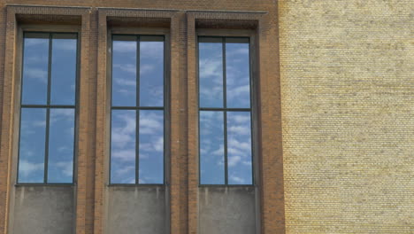 Zeitraffer-Von-Wolken,-Die-Am-Himmel-Bei-Fensterspiegelung-Segeln