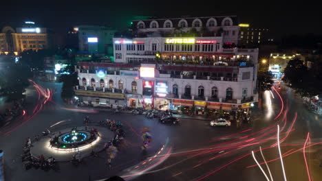 Timelapse-Del-Tráfico-Nocturno-En-La-Plaza-De-Hanoi,-Vietnam.