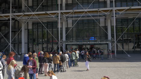 Am-Eingang-Des-Centre-Pompidou-Drehen-Sich-Die-Menschen-Um