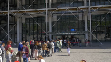 La-Gente-Gira-A-La-Entrada-Del-Centro-Pompidou.