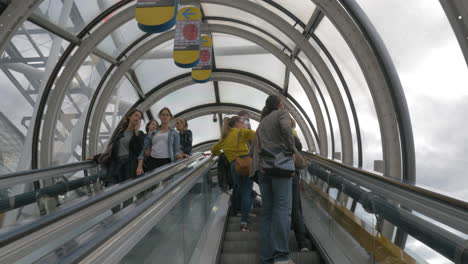 Menschen,-Die-Rolltreppen-In-Einer-Glasröhre-Fahren