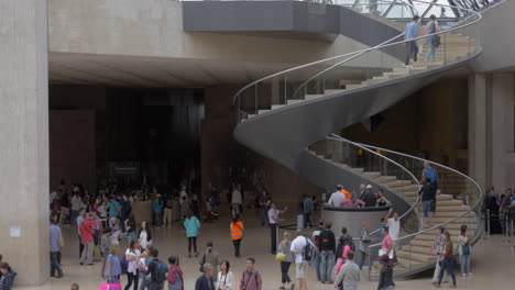 Unterirdische-Lobby-Und-Lamelleneingang-In-Der-Pyramide