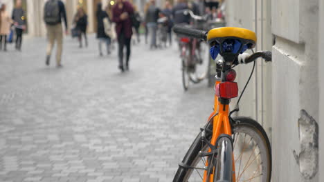 Geparktes-Fahrrad-In-Einer-überfüllten-Straße