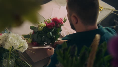 Concentrated-Male-Florist-Wraps-Flowers-Bouquet