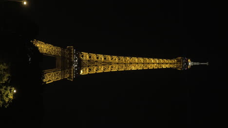 Video-Vertical-De-La-Torre-Eiffel-Iluminada-Por-La-Noche.