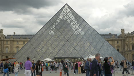 Multitud-De-Turistas-En-La-Pirámide-Del-Louvre