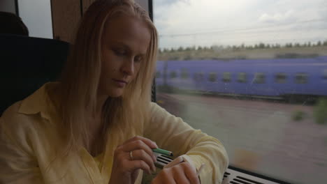Mujer-Usando-Reloj-Inteligente-Durante-El-Viaje-En-Tren