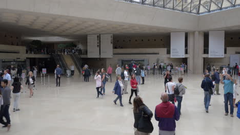 Vista-A-La-Sala-Del-Louvre-Desde-El-Ascensor-Subiendo