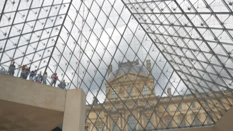 Vista-Interior-De-La-Pirámide-Del-Louvre