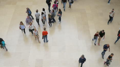 Timelapse-of-people-walking-in-the-big-lobby