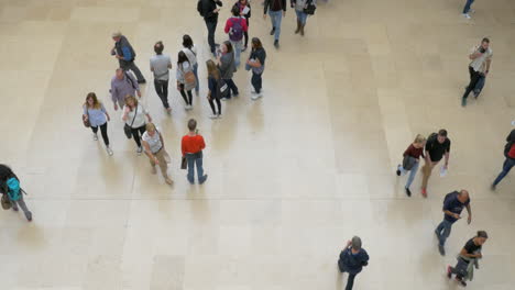 Zeitraffer-Von-Menschen,-Die-In-Der-Großen-Lobby-Spazieren-Gehen