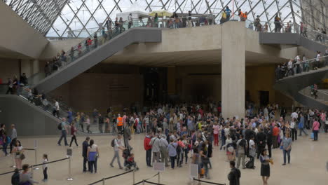 Zeitraffer-Des-Personenverkehrs-In-Der-Eingangshalle-Der-Lamellenpyramide