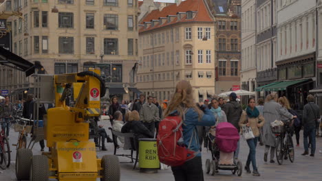Menschen,-Die-Entlang-Der-Stroget-Street-In-Kopenhagen,-Dänemark,-Spazieren