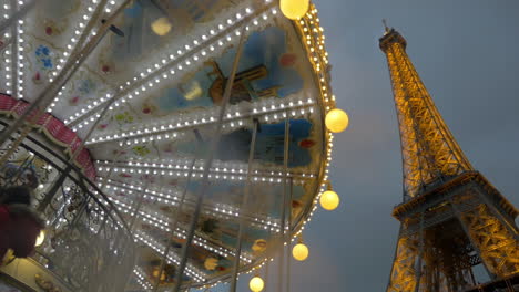 Beleuchteter-Eiffelturm-Und-Vintage-Karussell