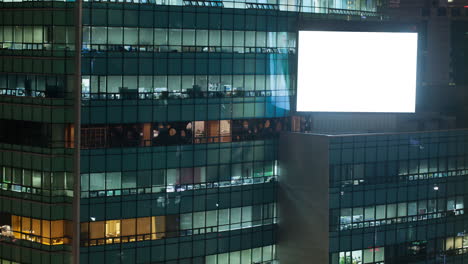 Zeitraffer-Eines-Bürogebäudes-Und-Eines-Leeren-Werbebildschirms-Bei-Nacht-In-Seoul,-Südkorea