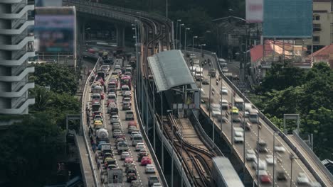 Zeitrafferaufnahme-Der-Mehrstöckigen-Verkehrsstraße,-Der-Eisenbahn-Und-Des-Bahnhofs-Bangkok,-Thailand