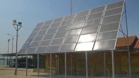 En-Las-Calles-De-La-Ciudad-De-Perea-Grecia-Hay-Paneles-Solares.