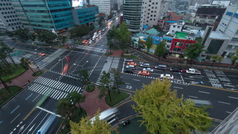 Zeitraffer-Des-Verkehrs-An-Einer-Kreuzung-In-Seoul,-Südkorea